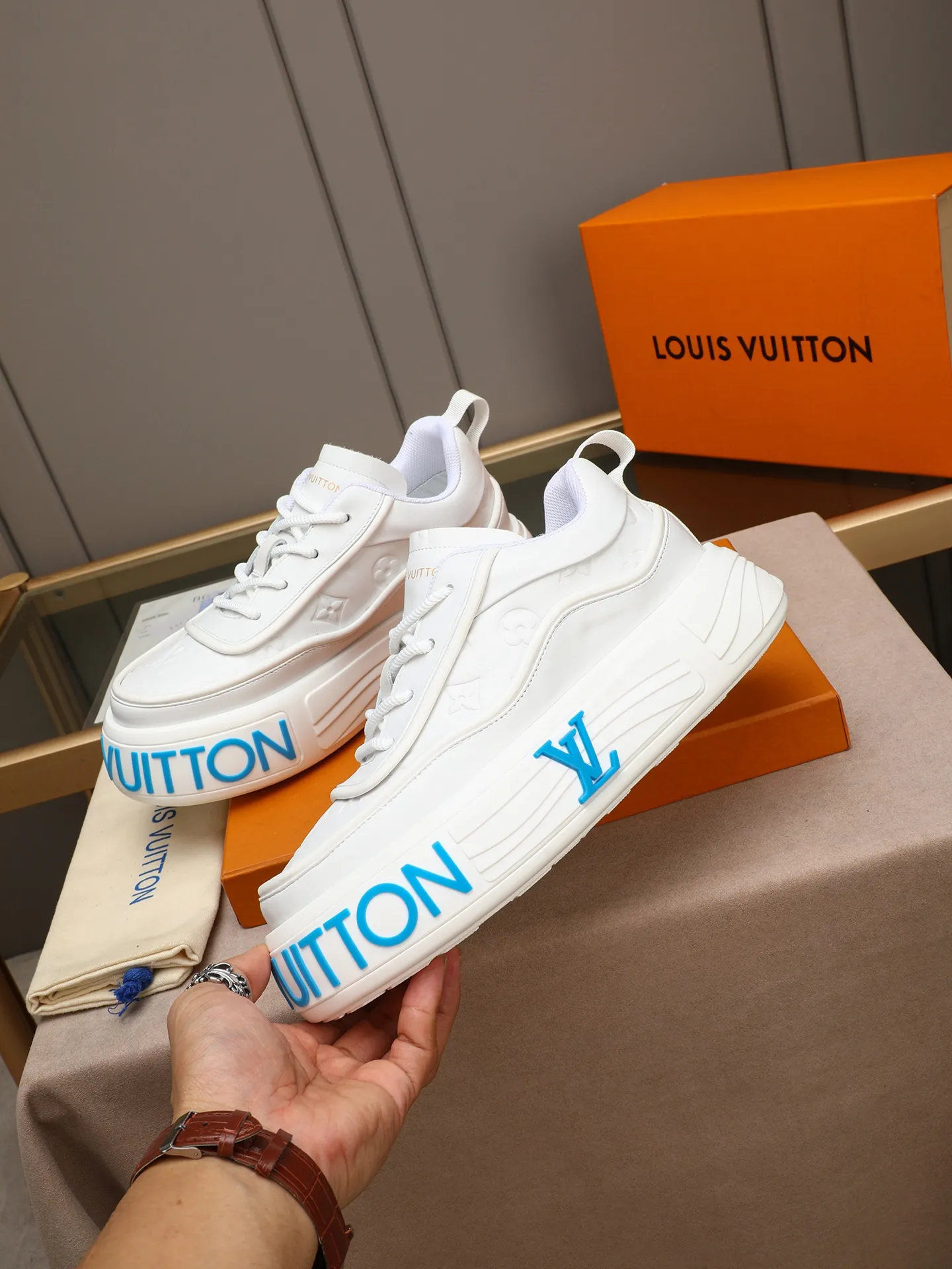 Men's men's shoes 💰560 LV are fashionable and fashionable, and the uppers are made of imported cowhide embossing! Super trendy design! It’s eye-catching! The leather is soft, delicate, shiny and translucent, showing the ultimate in pure handcraftsmanship, and the mesh is soft, comfortable and breathable! Size: 39-44 (38 45 customized)